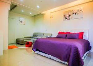 Uma cama ou camas num quarto em Sanyi Wei Wei Feng B&B