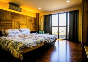 Кровать или кровати в номере Sanyi Wei Wei Feng B&B