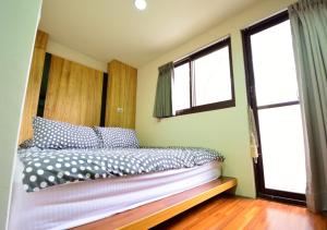 Uma cama ou camas num quarto em Sanyi Wei Wei Feng B&B