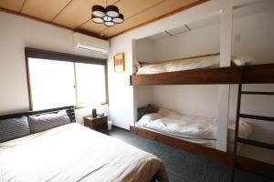 Giường trong phòng chung tại kODATEL コダテル 札幌大通公園 301