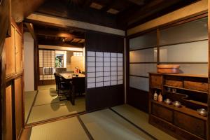 una stanza con un tavolo e una sala da pranzo di Kanazawa Machiya Kenroku a Kanazawa Altre 37 foto