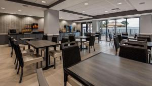 Um restaurante ou outro lugar para comer em Best Western Plus St. Augustine I-95