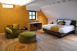 WestmeerbeekにあるAsk Lilyのベッドルーム1室(ベッド1台、椅子、テーブル付)