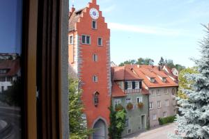 een uitzicht op een gebouw met een klokkentoren bij Hotel Viktoria in Meersburg