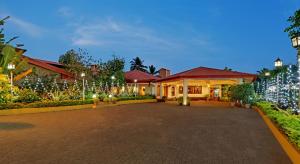 uma casa com luzes de Natal numa garagem em The Fern Kesarval Hotel & Spa, Verna Plateau - Goa em Verna