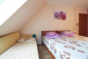 Duas camas num pequeno quarto com duas saias. em Pokoje Gościnne Venus em Szklarska Poręba