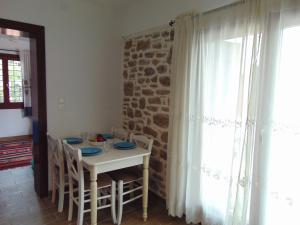 ein Esszimmer mit einem weißen Tisch und Stühlen in der Unterkunft Avra House in Argalasti in Argalasti
