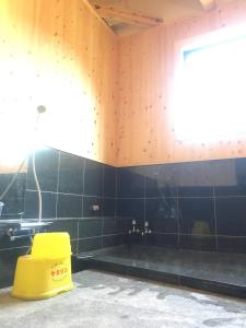 uma casa de banho com um lavatório e um balde amarelo em Hoshi Meguri em Shimoda