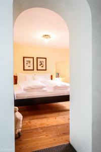 una camera con un grande letto di Weinbergsuite Panholzer a Caldaro