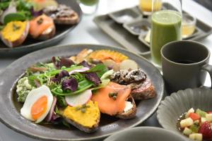 um prato de alimentos com ovos e legumes sobre uma mesa em MOGANA em Quioto