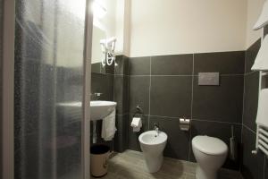 Koupelna v ubytování Hotel Cecco + 34 fotografií
