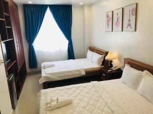 En eller flere senge i et værelse på Khách sạn Tuyết Hiển