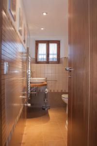 ein Badezimmer mit Waschbecken und Toilette in der Unterkunft la casita del valle in Valdeavellano de Tera