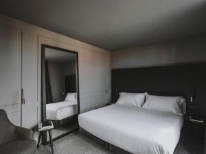Cama ou camas em um quarto em El Môderne Hotel