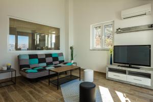 Televízia a/alebo spoločenská miestnosť v ubytovaní 2Bfree Apartments