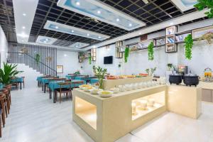义乌义乌悦嘉商务宾馆的有桌椅和自助餐的餐厅