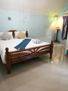 Tempat tidur dalam kamar di River Marina Resort