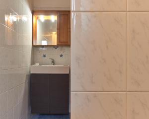 un bagno con lavandino e specchio di Ariento House by 360Rentals a Firenze Altre 13 foto