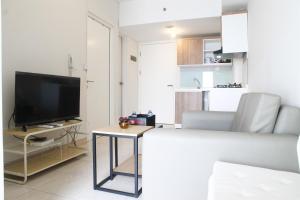 Μια τηλεόραση ή/και κέντρο ψυχαγωγίας στο Modern Design 2BR The Springlake Summarecon Apartment By Travelio