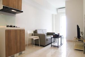 Η κουζίνα ή μικρή κουζίνα στο Modern Design 2BR The Springlake Summarecon Apartment By Travelio