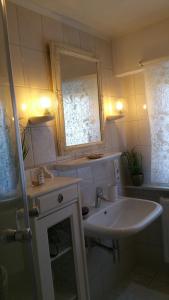 メシェデにあるfreundliche Unterkunft Sauerlandのバスルーム(洗面台、鏡、窓付)