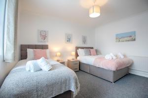 Gallery image of Stop Looking! Walk to the City Center - TV in every Bedroom! in Swansea