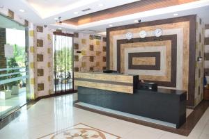 um átrio com uma recepção num edifício em Sky Star Hotel KLIA/KLIA2 em Sepang