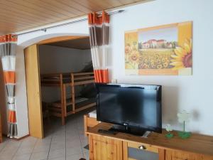 ルストにあるFerienwohnung Ambiente am Europa-Parkのリビングルーム(薄型テレビ付)、ベッドルーム1室が備わります。