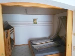 ルストにあるFerienwohnung Ambiente am Europa-Parkの小さなお部屋で、二段ベッド2組が備わります。