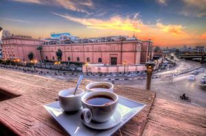 Tahrir Plaza Suites - Museum View في القاهرة: فنجانين من القهوة على طاولة
