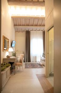 Un televizor și/sau centru de divertisment la Villa Cornaro Tourist Suites