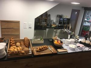 una mesa con un montón de pan y otros alimentos en Hotel Grimsel Passhöhe en Oberwald