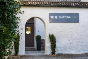 Una entrada a un edificio con un cartel en ella en Albergo Diffuso ELA Living - Design Apartment & Room, en Egna