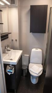 Koupelna v ubytování Hotell Gamla Staden + 34 fotografií