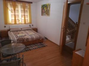 Postel nebo postele na pokoji v ubytování Apartment and Rooms Aračić