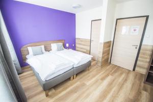 Łóżko lub łóżka w pokoju w obiekcie Hotel Turmfalke 24H Check In