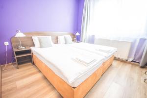Łóżko lub łóżka w pokoju w obiekcie Hotel Turmfalke 24H Check In