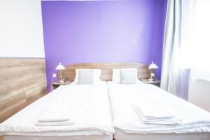 Ein Bett oder Betten in einem Zimmer der Unterkunft Hotel Turmfalke
