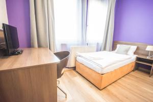 Łóżko lub łóżka w pokoju w obiekcie Hotel Turmfalke 24H Check In