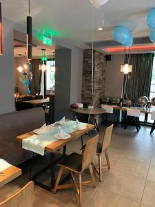 Ein Restaurant oder anderes Speiselokal in der Unterkunft Akropolis Hotel 