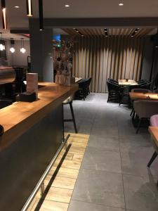 Ein Restaurant oder anderes Speiselokal in der Unterkunft Akropolis Hotel 
