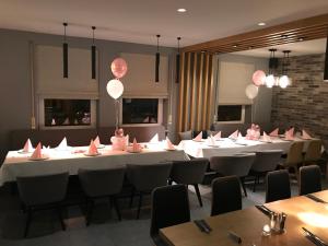 Ein Restaurant oder anderes Speiselokal in der Unterkunft Akropolis Hotel 