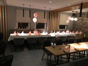 Ein Restaurant oder anderes Speiselokal in der Unterkunft Akropolis Hotel 