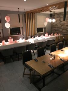 Ein Restaurant oder anderes Speiselokal in der Unterkunft Akropolis Hotel 