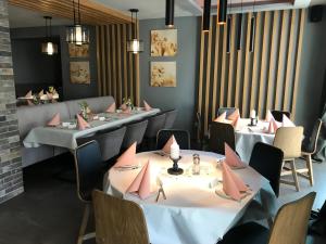 Ein Restaurant oder anderes Speiselokal in der Unterkunft Akropolis Hotel 