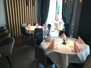 Ein Restaurant oder anderes Speiselokal in der Unterkunft Akropolis Hotel 