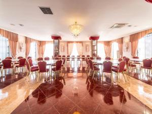 Hotel El Prado by Vivere Stays 레스토랑 또는 맛집