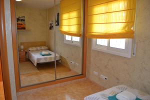 Posteľ alebo postele v izbe v ubytovaní Fabuloso apartamento familiar con piscina en Salou