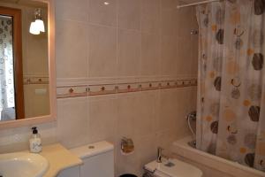Kúpeľňa v ubytovaní Fabuloso apartamento familiar con piscina en Salou