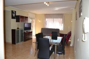 Kuchyňa alebo kuchynka v ubytovaní Fabuloso apartamento familiar con piscina en Salou